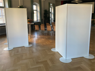 Posterwand Sytemstellwand Galeriewand Galerie System R8 mit Tellerfuß